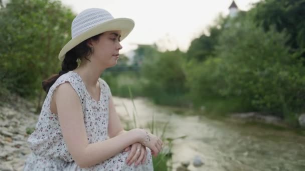 Una Bella Donna Sorridente Con Cappello Paglia Seduta Sulla Riva — Video Stock