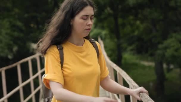 Una Giovane Donna Spaventata Sta Sul Ponte Guarda Acqua Trattiene — Video Stock