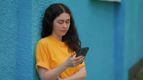 Portret Van Een Jonge Mooie Vrouw Die Typt Een Smartphone — Stockvideo