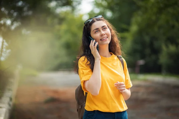 Retrato Una Joven Sonriente Hablando Por Teléfono Calle Parque Fondo — Foto de Stock