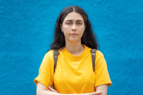 青い背景に若い深刻な白人女性の肖像画 コピースペース 問題の概念 — ストック写真