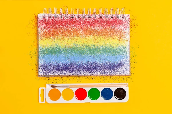 Pinturas Acuarela Cuaderno Pintado Color Del Arco Iris Fondo Amarillo — Foto de Stock