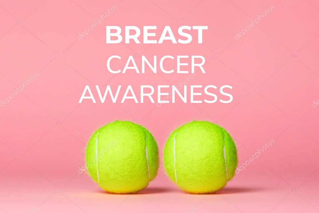 Dos pelotas de tenis verde claro sobre un fondo rosa. De cerca