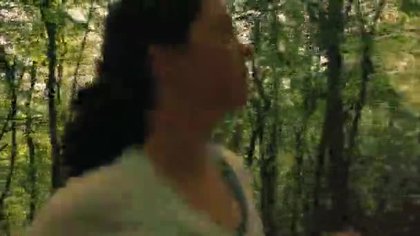 Correr Campo Traviesa Bosque Verano Primer Plano Una Mujer Desenfocada — Vídeo de stock