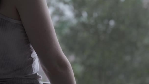 Potret Seorang Wanita Tersenyum Melihat Hujan Melempar Jendela Dan Menangkap — Stok Video