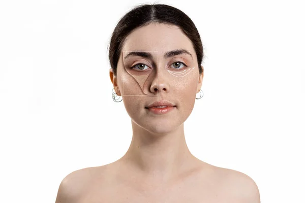 若い笑顔の女性の肖像画 顔には 手術用の矢と更新された皮膚の一部が適用されます 白地だ スペースをコピーします 若返りと整形手術の概念 — ストック写真