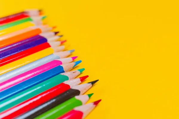 Crayones Multicolores Válidos Una Fila Sobre Fondo Amarillo Lápices Colores — Foto de Stock