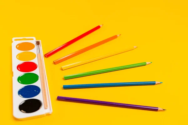 Acuarelas Con Pincel Crayones Multicolores Sobre Fondo Amarillo Cerca Concepto — Foto de Stock