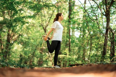 Genç kadın sivrisinekleri sallıyor, böcek ısırıklarından kendini tırmalıyor. Arka planda yaz ormanı var. Gerçek zamanlı.
