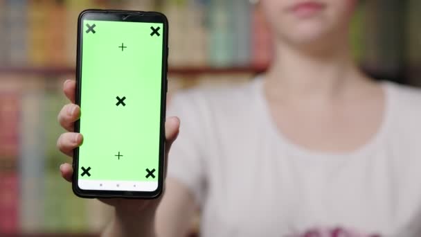 Een Vrouw Houdt Een Smartphone Haar Hand Bladert Door Een — Stockvideo