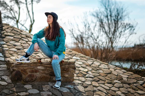 Eine Junge Schöne Kaukasische Frau Sitzt Auf Einem Skateboard Und — Stockfoto