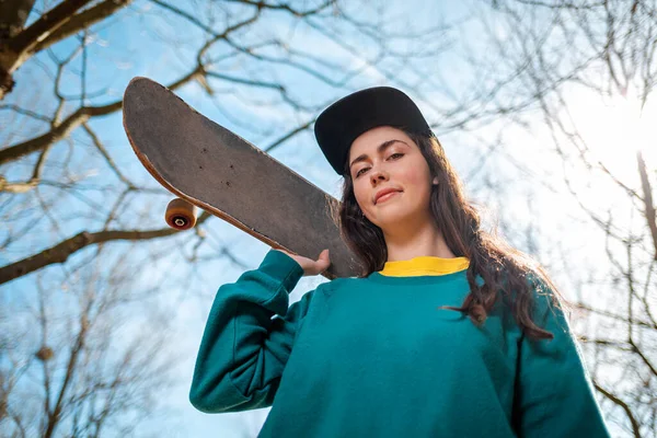 Eine Junge Kaukasische Hipster Lächelnde Teenagerin Posiert Mit Einem Skateboard — Stockfoto