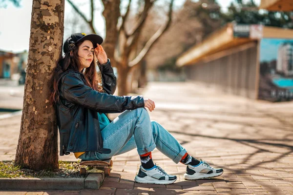 Retrato Una Hermosa Adolescente Hipster Sentada Monopatín Mirando Distancia Hay — Foto de Stock