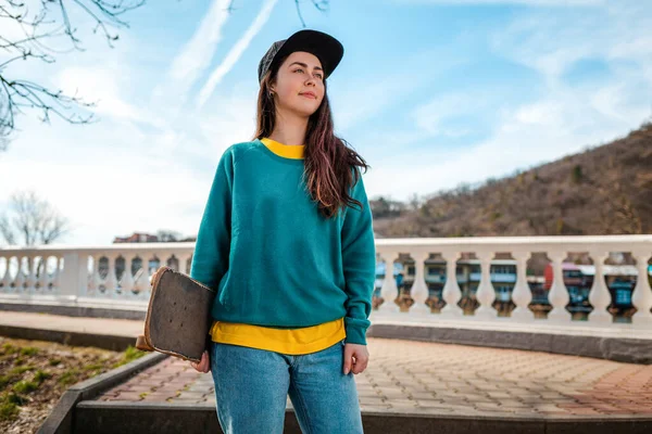 Retrato Una Joven Caucásica Sosteniendo Monopatín Fondo Cielo Azul Boulevard — Foto de Stock