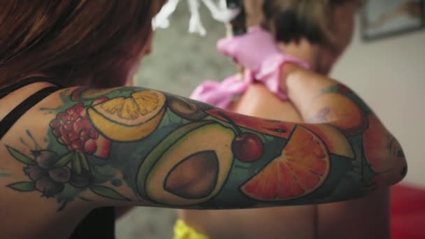 Žena Udělá Klientovi Tetování Pohled Zpoza Pánského Rukávu Potetované Ruky — Stock video
