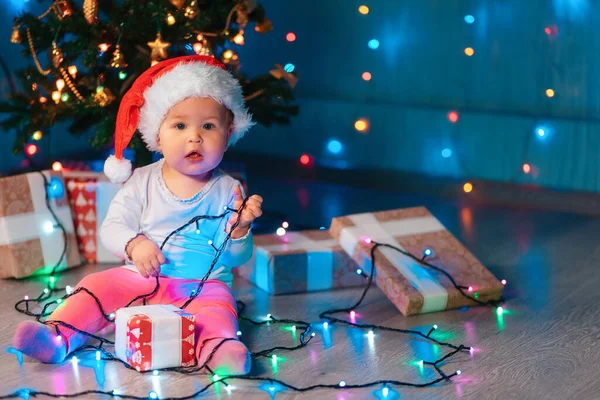 Feliz Año Nuevo Dulce Niño Sombrero Navidad Jugando Con Luces — Foto de Stock