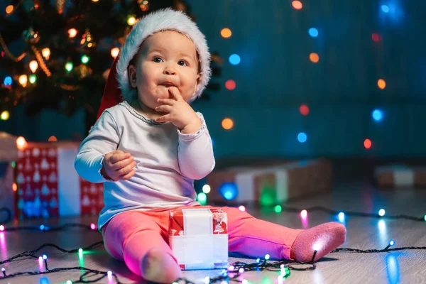 Vacaciones Invierno Niña Sorprendida Sombrero Navidad Sentada Con Luces Festivas — Foto de Stock