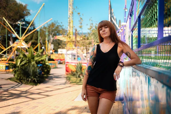 Hora Verão Retrato Uma Bela Jovem Com Tatuagens Posando Parque — Fotografia de Stock