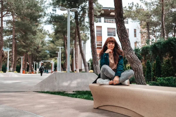 Ein Hübsches Kaukasisches Mädchen Sitzt Schneidersitz Auf Einer Bank Park — Stockfoto