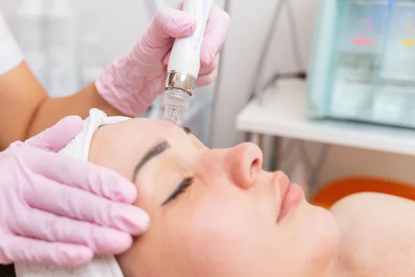 Profesjonalna Pielęgnacja Skóry Kosmetolog Wykonujący Zabieg Peelingu Wodnego Czole Klienta — Zdjęcie stockowe