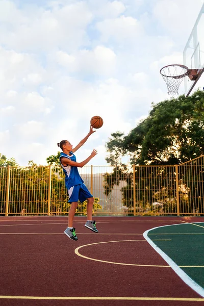 Basquetebol Adolescente Sportswear Azul Salta Joga Uma Bola Aro Basquete — Fotografia de Stock