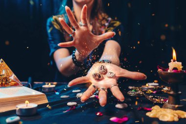 Astroloji ve ezoterizm. Bir büyücü zodyak işareti olan alevli bir taş tutuyor. Kapatın. Yıldız falı ve anlatma kavramı.