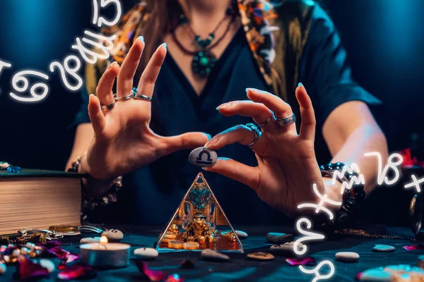 Astrologie Und Horoskop Eine Hexe Hält Einen Stein Mit Dem — Stockfoto