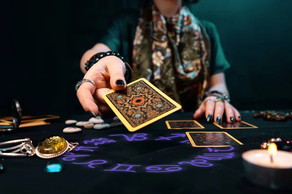 カードに占い 占い師はタロットカードを渡します 黄道円がテーブルの上を取り囲みます 占星術 美学の概念 — ストック写真