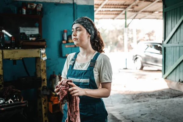 Concepto Pequeña Empresa Feminismo Igualdad Mujer Una Joven Con Mono — Foto de Stock