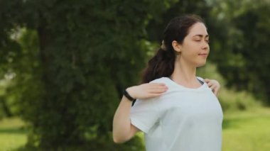 Dışarısı ısınıyor. Parkta ısınan güzel bir kadının portresi. Ağır çekim. Spor ve sağlık..