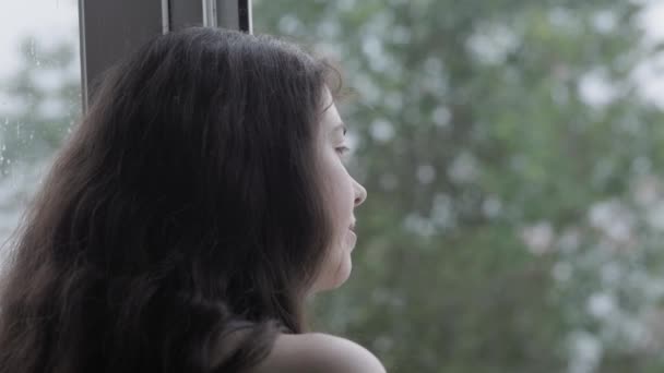 Herfst Weer Portret Van Een Droomlachende Vrouw Die Naar Regen — Stockvideo