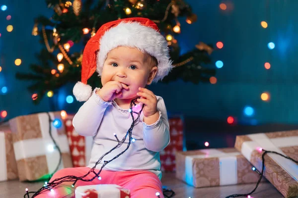 Retrato Niño Lindo Sombrero Navidad Masticando Luces Festivas Interior Concepto — Foto de Stock