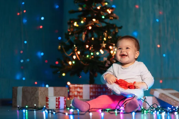 Winterferien Glückliches Kleines Kind Hält Eine Weihnachtsmütze Mit Festlichen Lichtern — Stockfoto