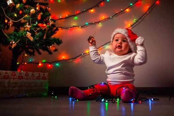 Natale Bel Bambino Con Cappello Natale Siede Vicino Albero Natale — Foto Stock