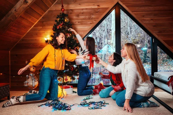 Navidad Año Nuevo Grupo Jóvenes Mujeres Felices Decoran Árbol Navidad — Foto de Stock