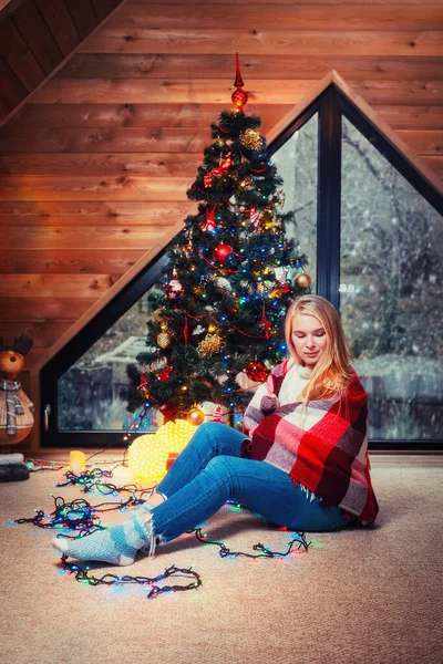 Navidad Año Nuevo Una Joven Mujer Bonita Envuelta Una Manta — Foto de Stock