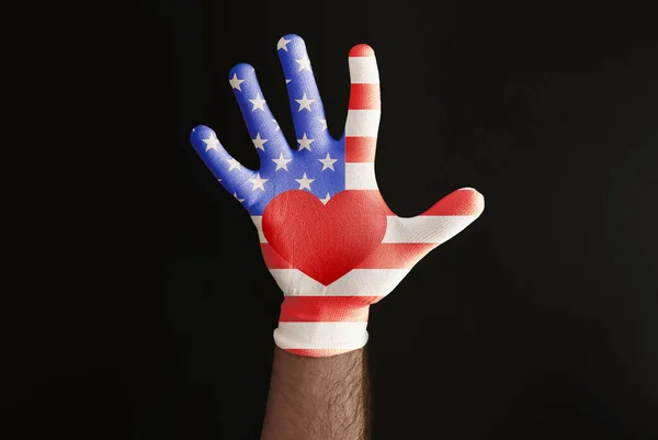 一个戴着白手套的非裔美国人的男性手 红心手套上挂着美国国旗黑色背景 复制空间 爱国主义和投票的概念 — 图库照片