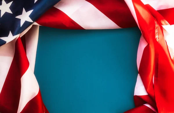 美国的国定假日 蓝色的背景镶嵌着美国国旗 平躺在床上复制空间 退伍军人日和独立日的概念 — 图库照片
