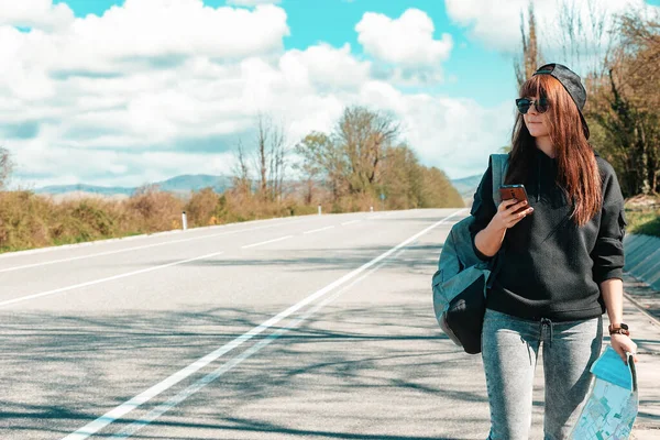 Mujer Joven Caucásica Con Gorra Gafas Sol Sosteniendo Mapa Papel — Foto de Stock