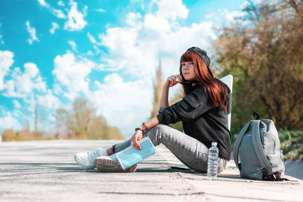 Una Joven Hipster Gorra Con Las Manos Tatuadas Sentadas Largo — Foto de Stock