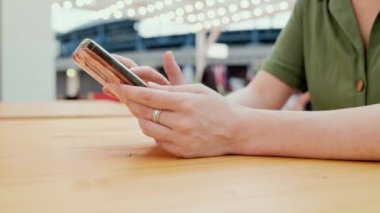 Kadın eli, telefonu kullanarak yakın plan çekiyor. Açık havada. Gerçek zamanlı. İnternet ve iletişim kavramı.