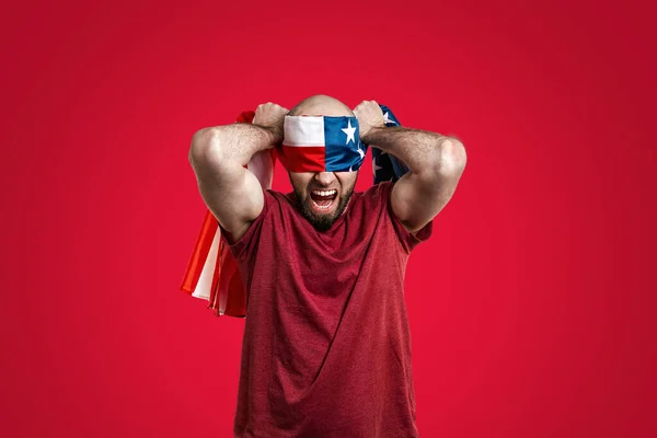 Férfi Sikoltozik Beköti Szemét Egy Amerikai Zászlóval Vörös Háttér Szabadság — Stock Fotó