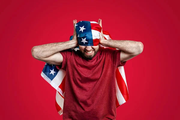 Férfi Sikoltozik Befedi Fülét Kezével Szemét Amerikai Zászló Borítja Vörös — Stock Fotó