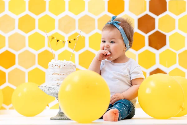 Conceito Primeiro Aniversário Uma Criancinha Senta Lado Bolo Come Pedaço — Fotografia de Stock