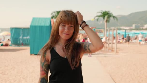 Ritratto Una Giovane Donna Sorridente Con Tatuaggio Sul Braccio Che — Video Stock