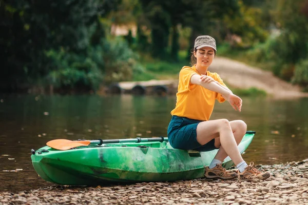 Elégedetlen Egy Kajakon Vakarja Kezét Egy Szúnyogcsípéstől Vagy Bolhacsípéstől Kempingezés — Stock Fotó