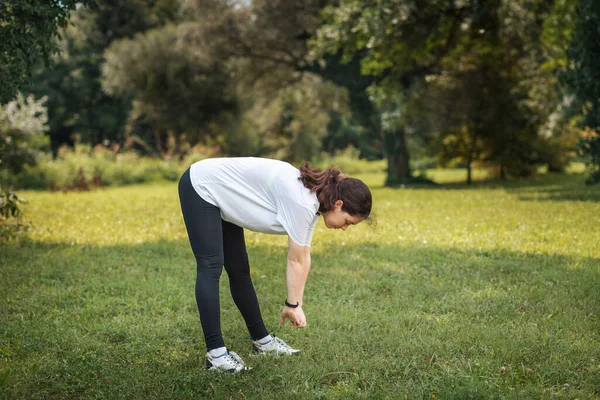 Spor Kıyafetleri Içinde Genç Fit Bir Kadın Parkta Isınıyor Evet — Stok fotoğraf