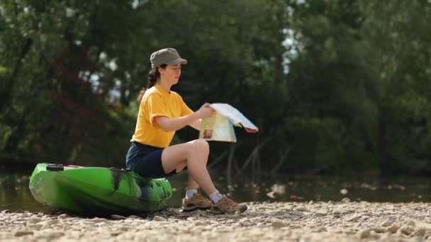 Carte Guidage Une Jeune Femme Caucasienne Est Assise Sur Kayak — Video