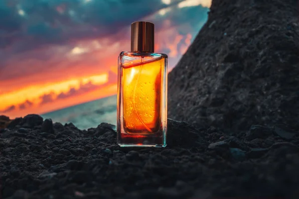 Taşın Üzerinde Altın Saydam Bir Parfüm Şişesi Yakın Plan Arka — Stok fotoğraf