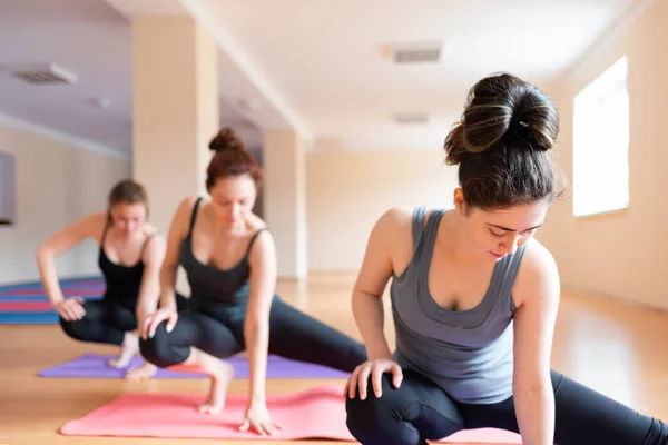 Grupo Mujeres Jóvenes Haciendo Yoga Aula Concepto Deporte Aeróbic Práctica —  Fotos de Stock